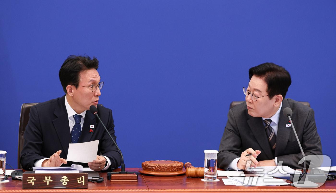 본문 이미지 - 이재명 대통령과 김민석 국무총리가 20일 청와대에서 열린 국무회의에서 논의를 하고 있다. 2026.1.20/뉴스1 ⓒ News1 허경 기자