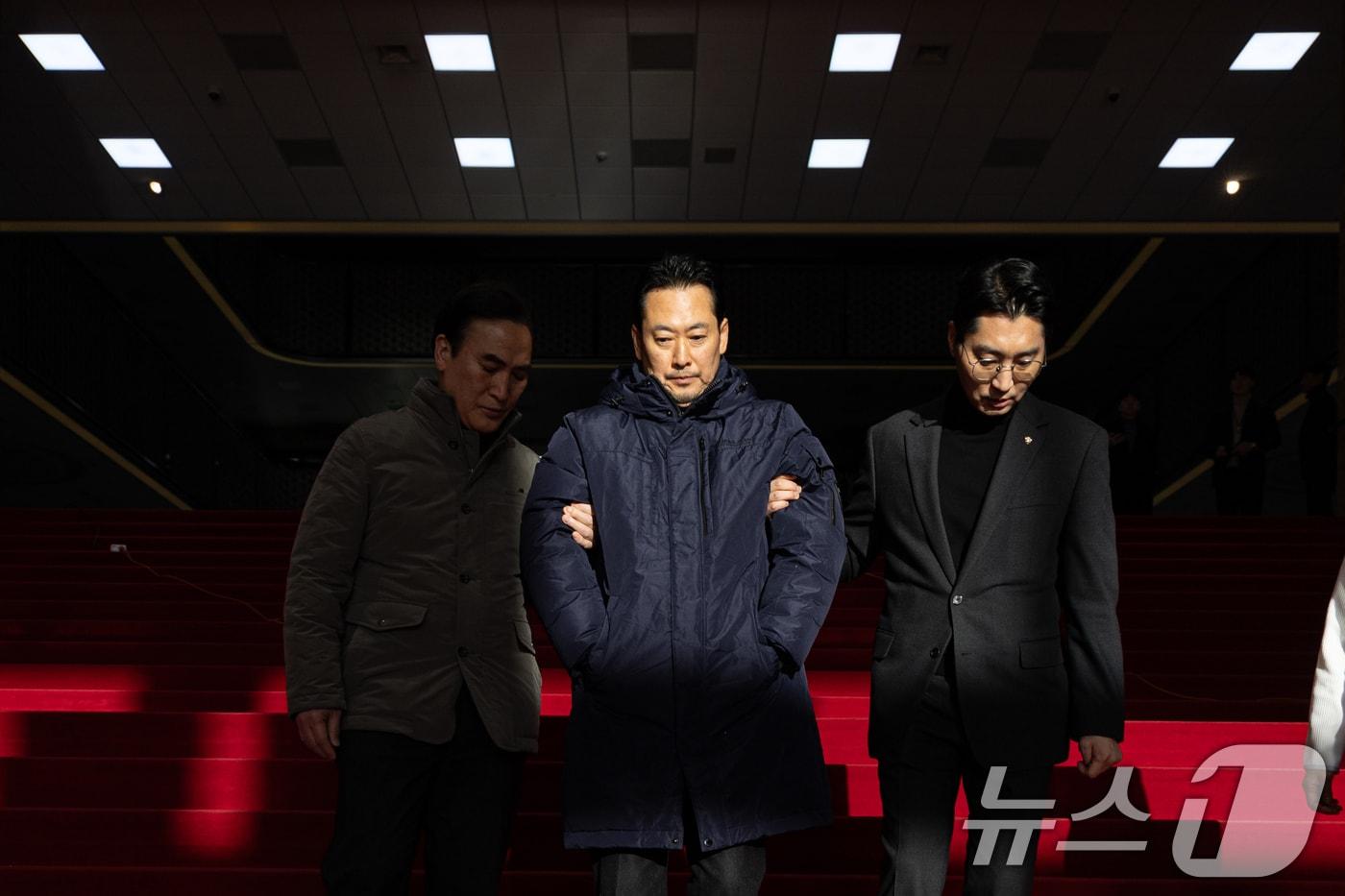 본문 이미지 - 더불어민주당의 통일교 및 공천뇌물 특검 수용을 촉구하며 6일째 단식을 이어가고 있는 장동혁 국민의힘 대표가 20일 서울 여의도 국회 본관을 나서고 있다. 2026.1.20/뉴스1 ⓒ News1 이승배 기자