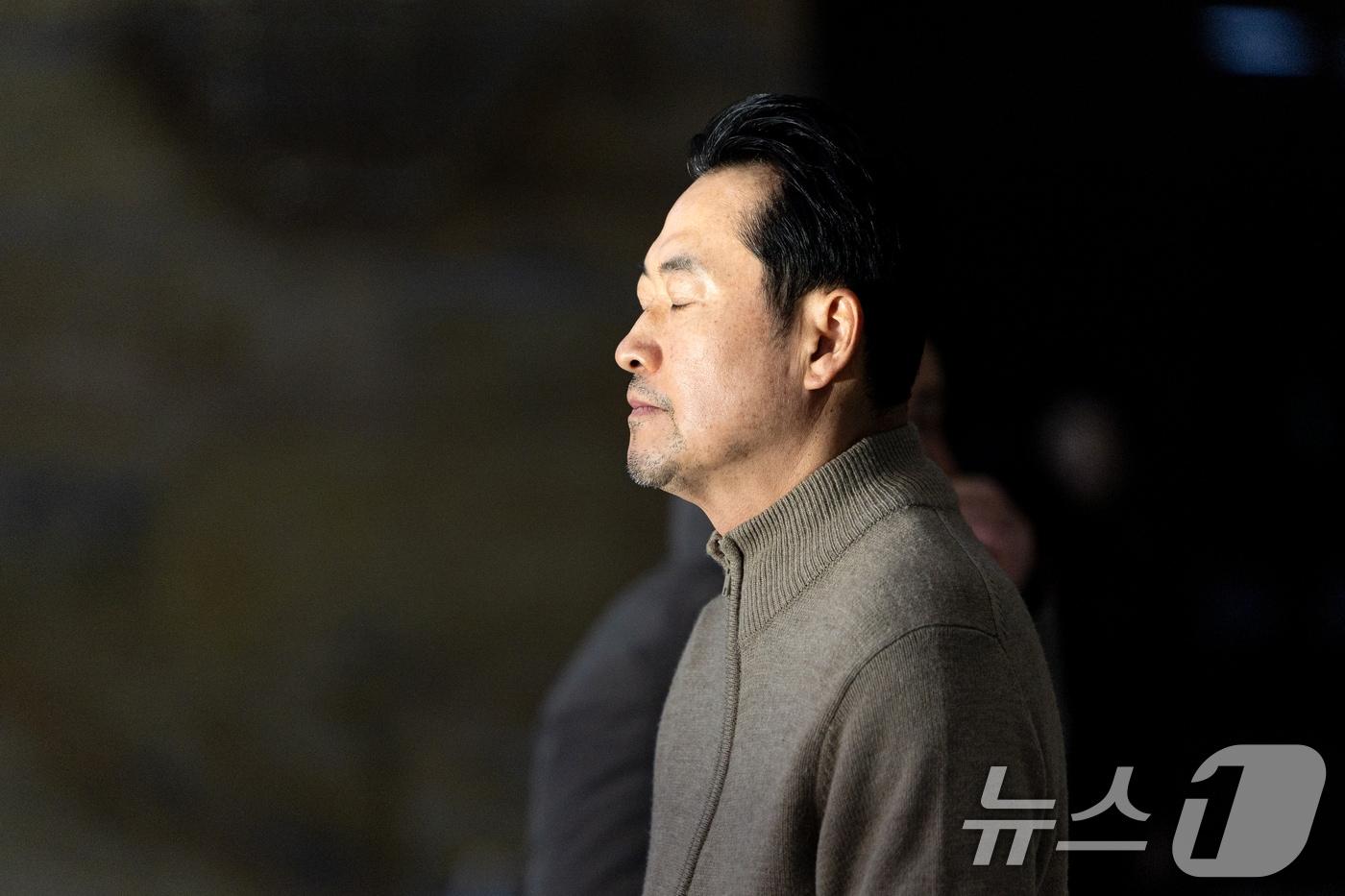 본문 이미지 - 더불어민주당의 통일교 및 공천뇌물 특검 수용을 촉구하며 6일째 단식을 이어가고 있는 장동혁 국민의힘 대표가 20일 서울 여의도 국회 로텐더홀에서 생각에 잠겨있다. 2026.1.20/뉴스1 ⓒ News1 이승배 기자