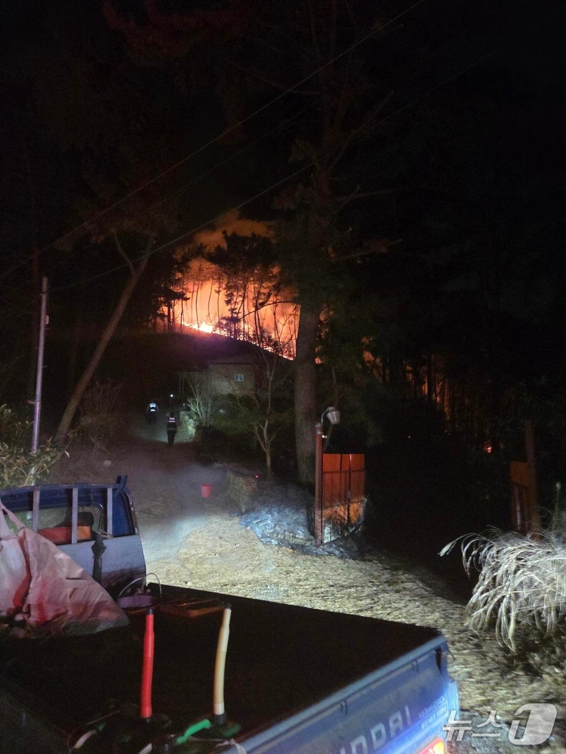 본문 이미지 - 20일 오전 1시 12분쯤 창원시 마산합포구 진전면 시락리의 야산에서 불이 났다. 사진은 화재 현장모습.(산림청 제공. 재판매 및 DB금지)