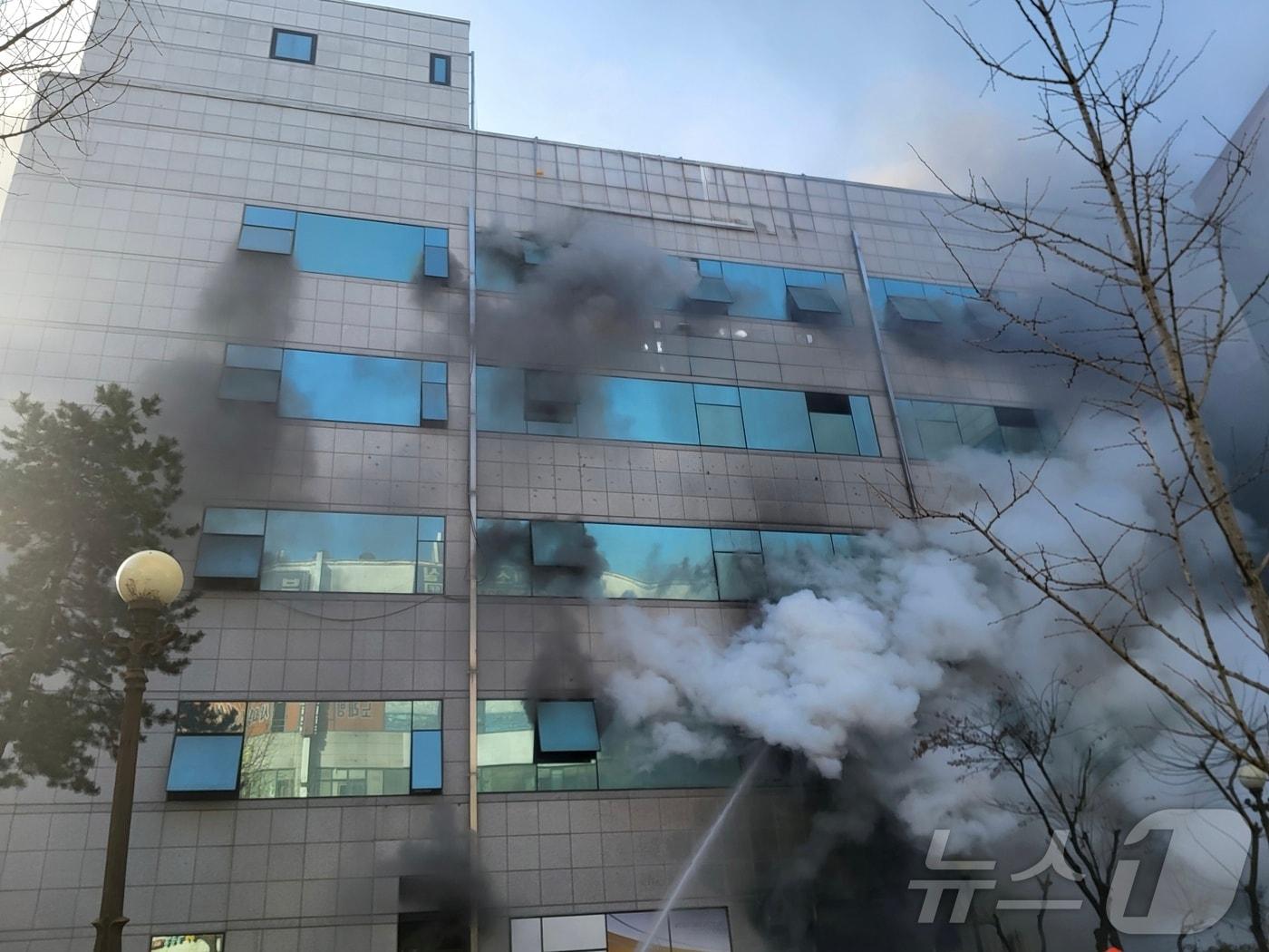 본문 이미지 - 20일 오전 8시 57분 경기 부천시 원미구 중동 KB국민은행 신중동역종합금융센터에서 불이 나 소방 당국이 대응 1단계를 발령하고 진화 작업을 벌이고 있다. (경기도소방재난본부 제공. 재판매 및 DB 금지) 2026.1.19/뉴스1 ⓒ News1 김기현 기자