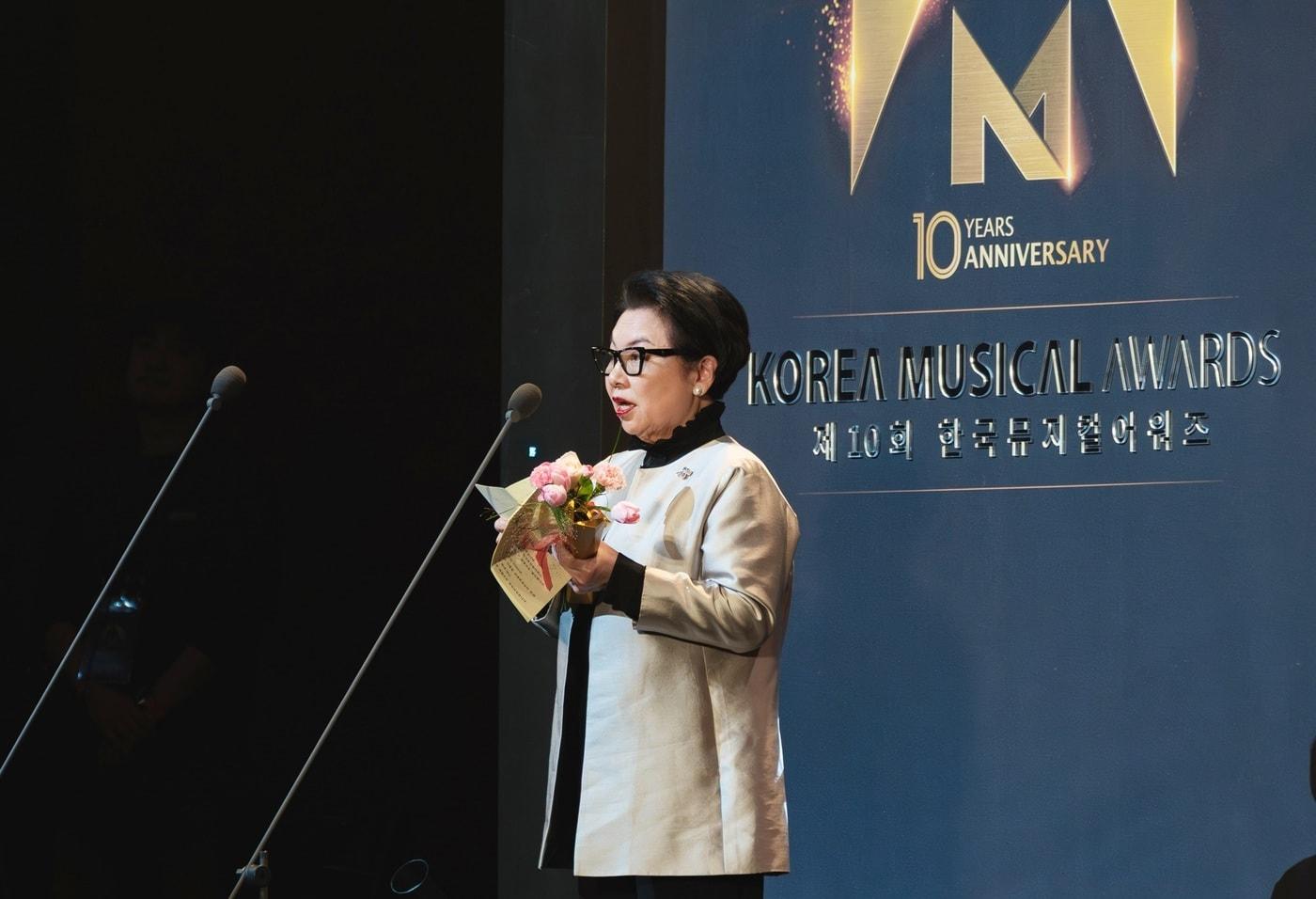 본문 이미지 - 지난 19일 CJ문화재단이 세종문화회관 대극장에서 열린 ‘제10회 한국뮤지컬어워즈’에서 공로상을 수상한 가운데 민희경 CJ사회공헌추진단장이 소감을 말하고 있다.(한국뮤지컬어워즈협회 제공)