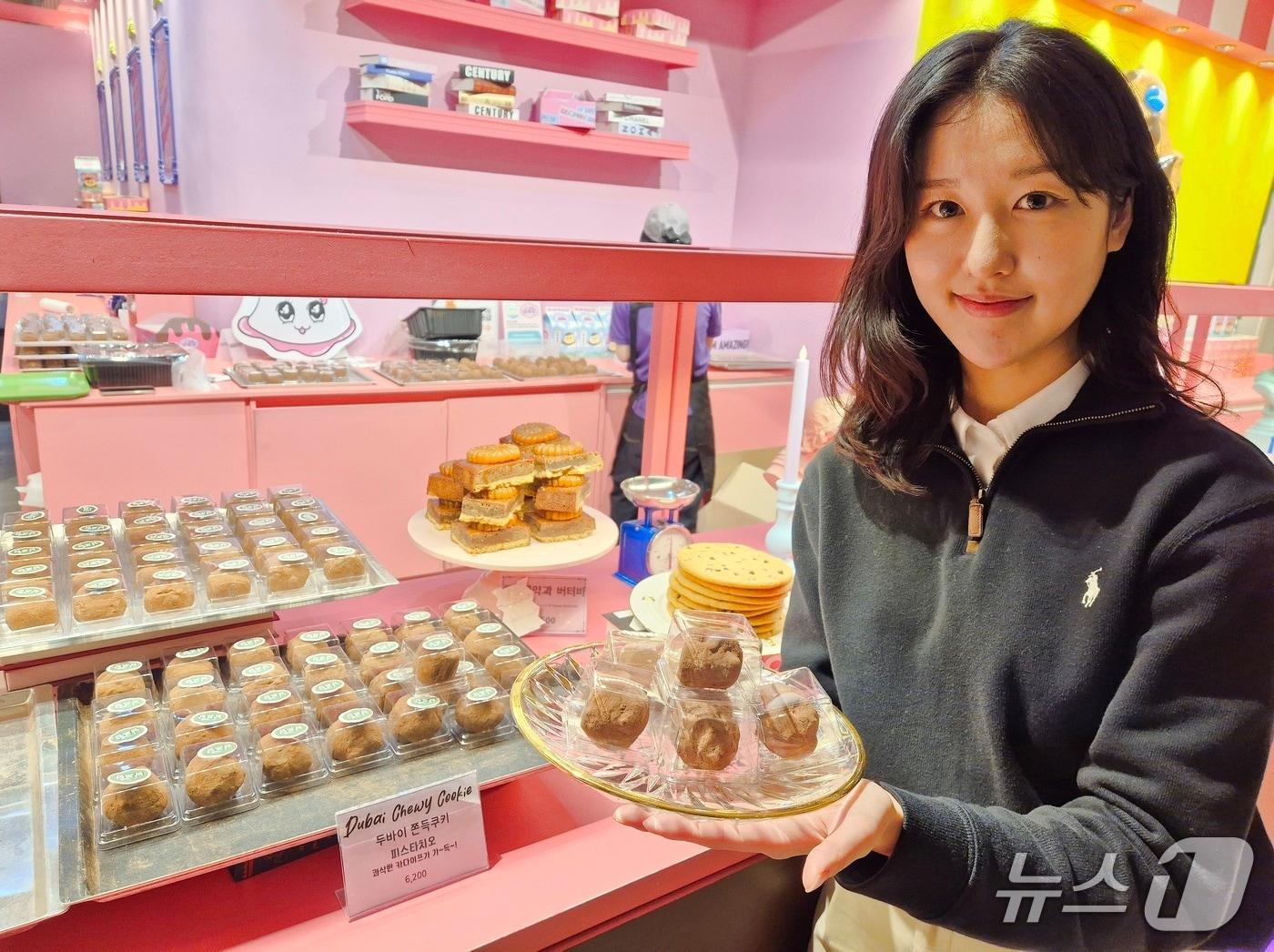 본문 이미지 - 롯데백화점 관계자가 두바이쫀득쿠키를 소개하고 있다.(롯데백화점 부산본점 제공. 재판매 및 DB 금지)