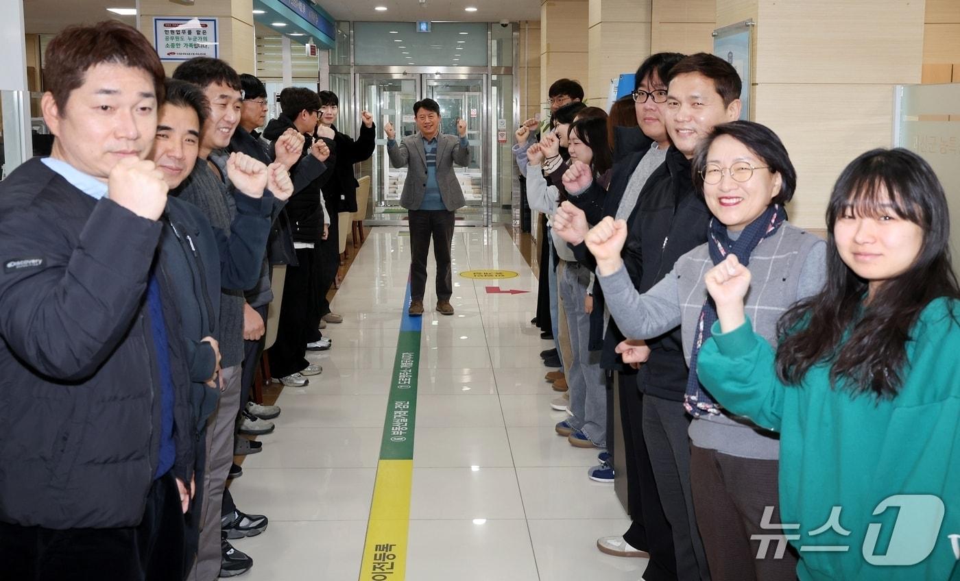 본문 이미지 - 충북 괴산군 신속민원과 직원들이 신속하고 친절한 민원처리를 다집하고 있다.(괴산군 제공, 재판매 및 DB금지)/뉴스1