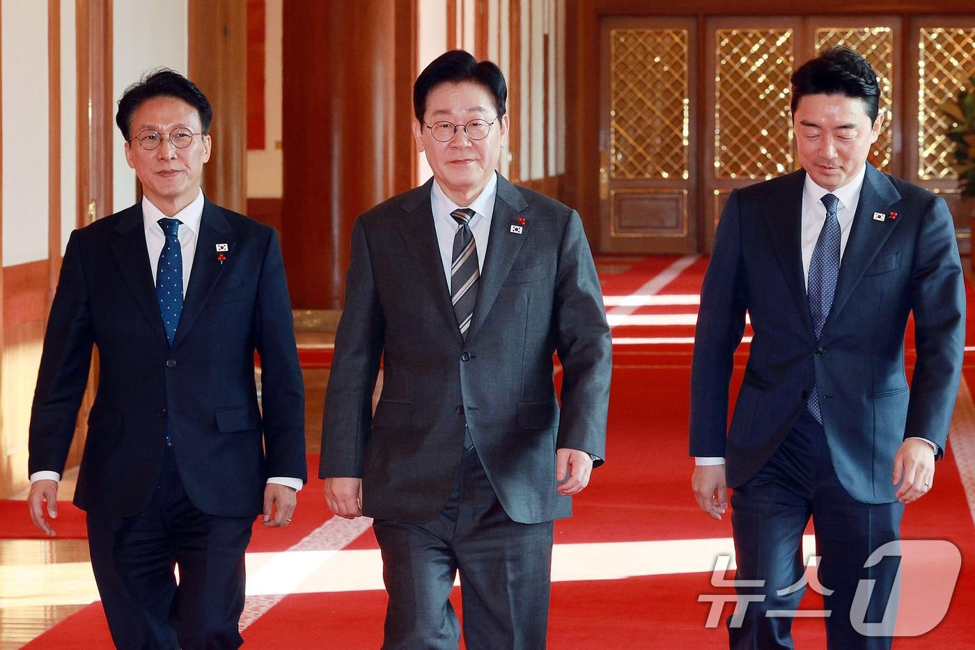 본문 이미지 - 이재명 대통령이 20일 청와대에서 열린 국무회의에 입장하고 있다. 왼쪽부터 김민석 국무총리, 이 대통령, 강훈식 비서실장. 2026.1.20 ⓒ 뉴스1 허경 기자