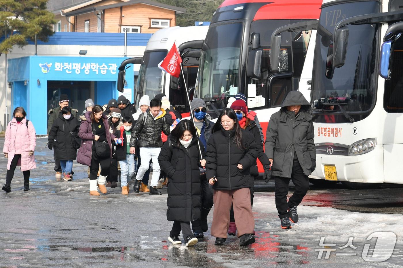 본문 이미지 - 동남아시아 관광객들이 지난 17일 화천산천어축제장으로 들어가고 있다.(화천군 제공, 재판매 및 DB금지)