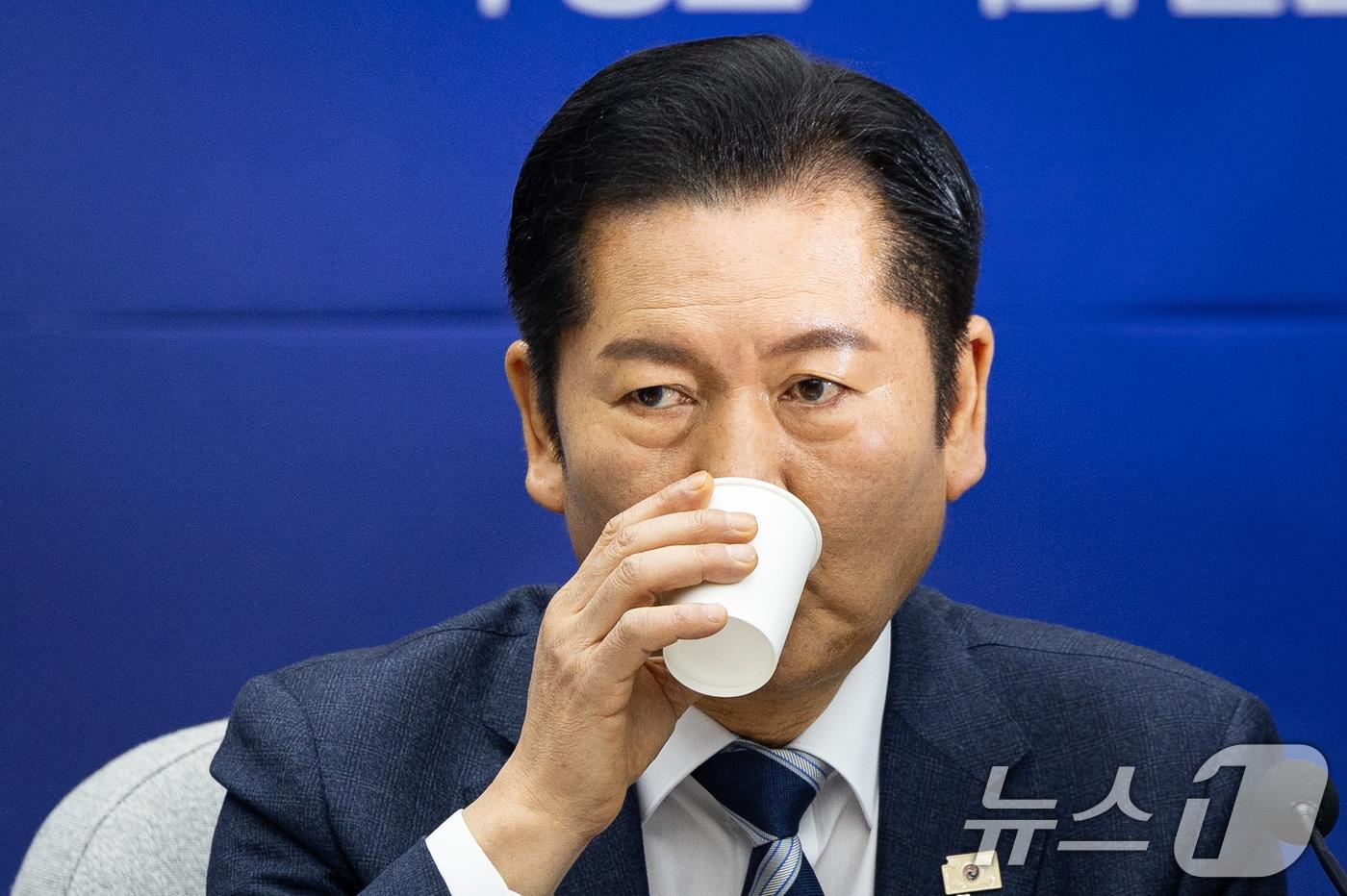 본문 이미지 - 정청래 더불어민주당 대표가 20일 서울 여의도 국회에서 열린 공소청법·중대수사청법 공청회(정책의원총회)에서 물을 마시고 있다. 2026.1.20/뉴스1 ⓒ News1 유승관 기자