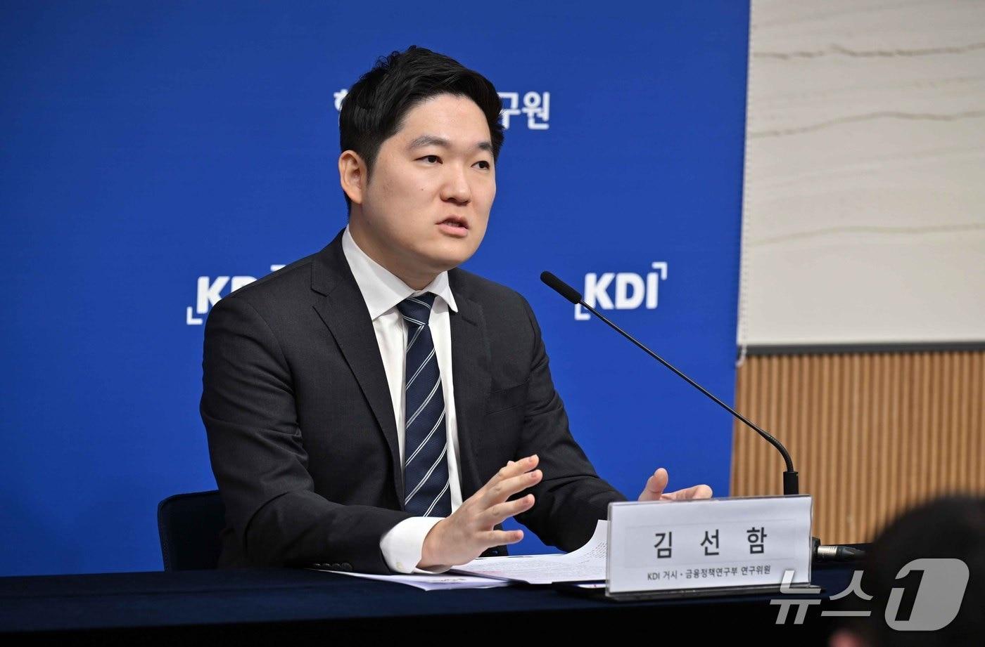 본문 이미지 - 김선함 KDI 거시·금융정책연구부 부연구위원이 20일 세종시 정부세종청사 재정경제부에서 'KDI FOCUS: 수도권 집중은 왜 계속되는가: 인구분포 결정요인과 공간정책 함의연구' 결과를 발표하고 있다.(한국개발연구원 제공) 2026.1.20/뉴스1