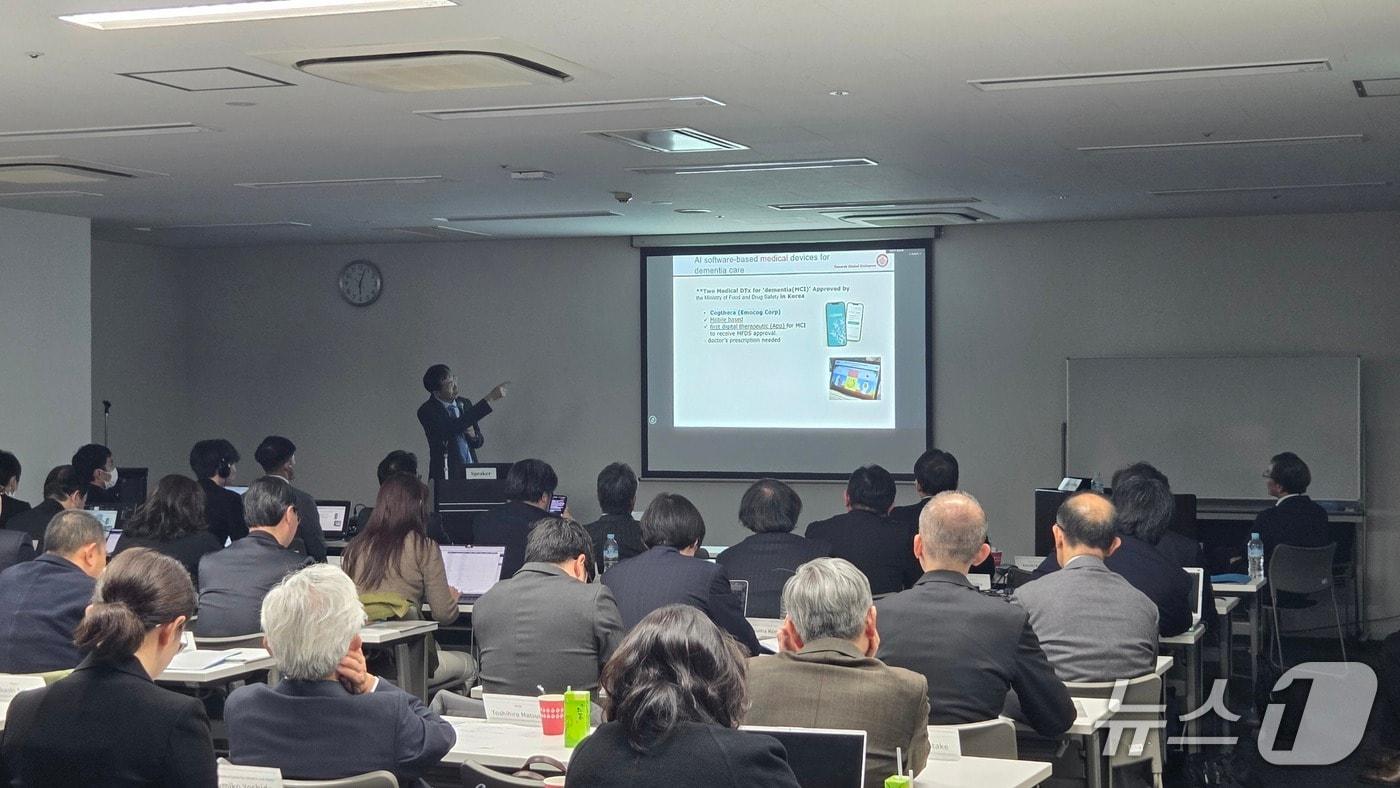 본문 이미지 - 원장원 경희대병원 가정의학과 교수가 17일 일본 나고야 윙 아이치 컨벤션 센터에서 열린 제 11회 노인의학 이노베이션 포럼에서 아시아 치매 관리 해법을 발표하고 있다(경희대병원 제공)