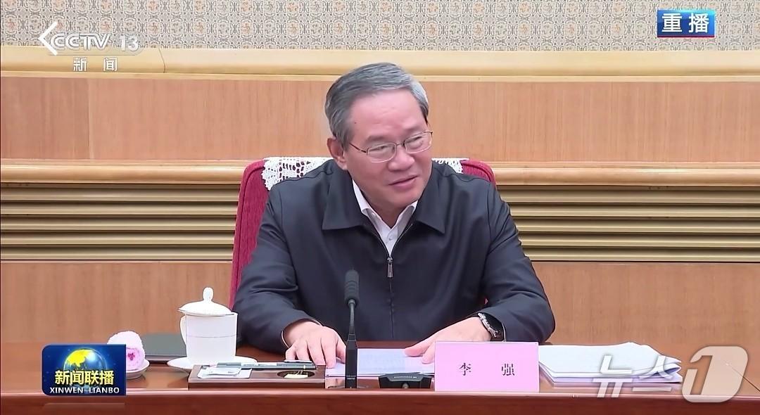 본문 이미지 - 리창 중국 국무원 총리가 19일 전문가 및 기업인 좌담회를 주재하고 있다. (CCTV 갈무리)