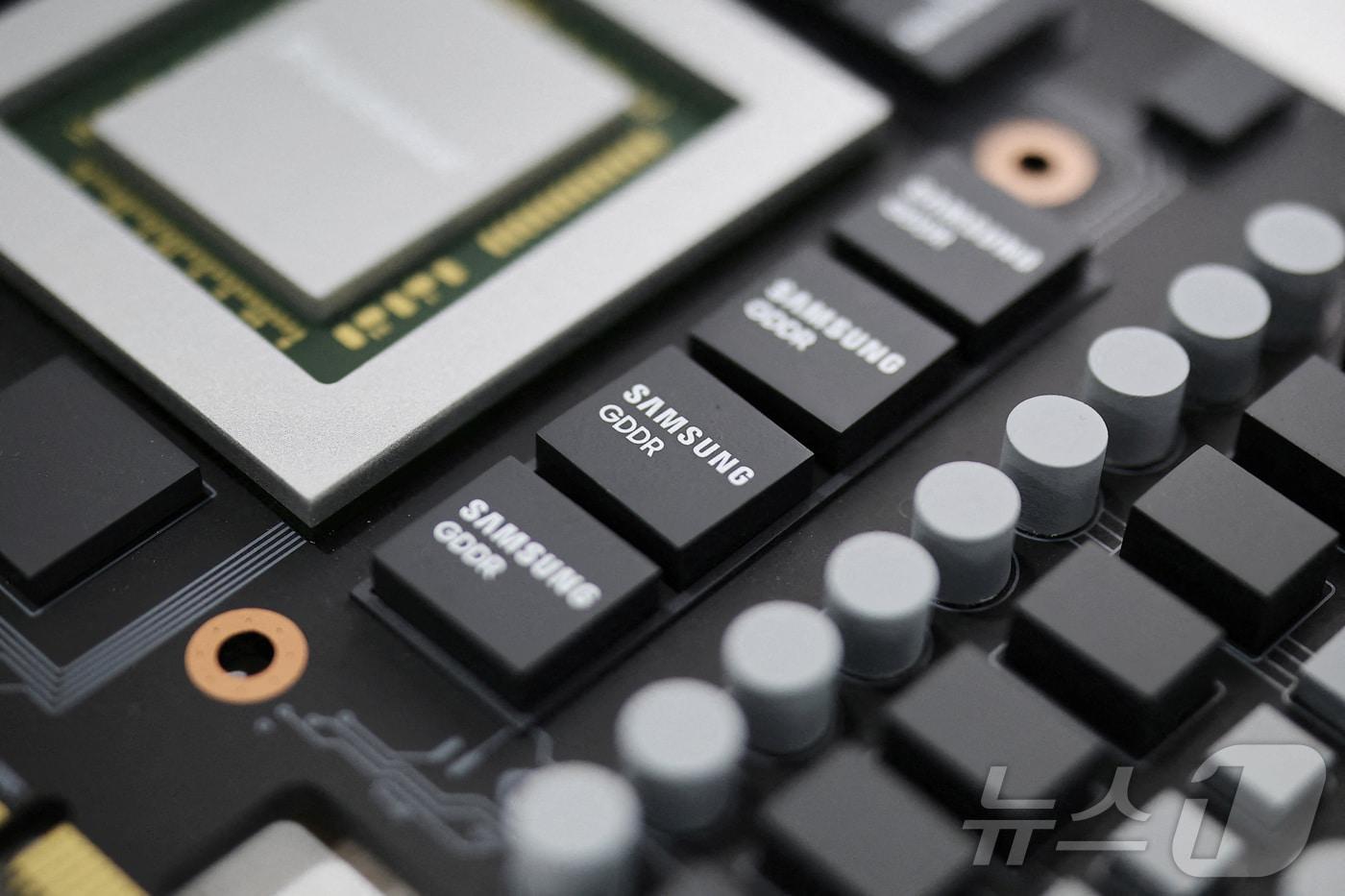 본문 이미지 - 삼성전자의 차세대 그래픽 디램인 GDDR7이 2025년 12월 4일 서울에서 열린 2025 코리아 테크 페스티벌에 전시되고 있다. (자료사진) 2025.12.4 ⓒ 로이터=뉴스1
