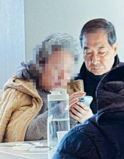 본문 이미지 - 서울의 한 식당에서 포착된 한덕수 전 총리와 아내. 출처=최항 작가 페이스북