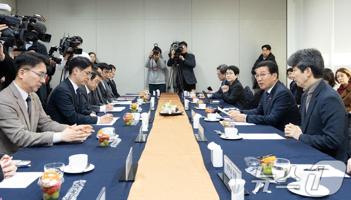 본문 이미지 - 신정훈 국회 행정안전위원장이 20일 서울 여의도 국회에서 열린 행정통합 관련 행정안전부 보고에서 인사말하고 있다. 2026.1.20/뉴스1 ⓒ News1 이승배 기자