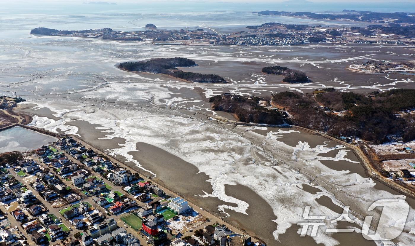 본문 이미지 - '1년 중 가장 춥다'는 절기상 대한(大寒)인 20일 경기 안산시 단원구 대부도 인근의 갯벌이 얼어있다. 기상청은 이번 한파가 21~22일까지 이어지며 절정에 달할 가능성이 크다고 보고 있다. 2026.1.20/뉴스1 ⓒ News1 김영운 기자