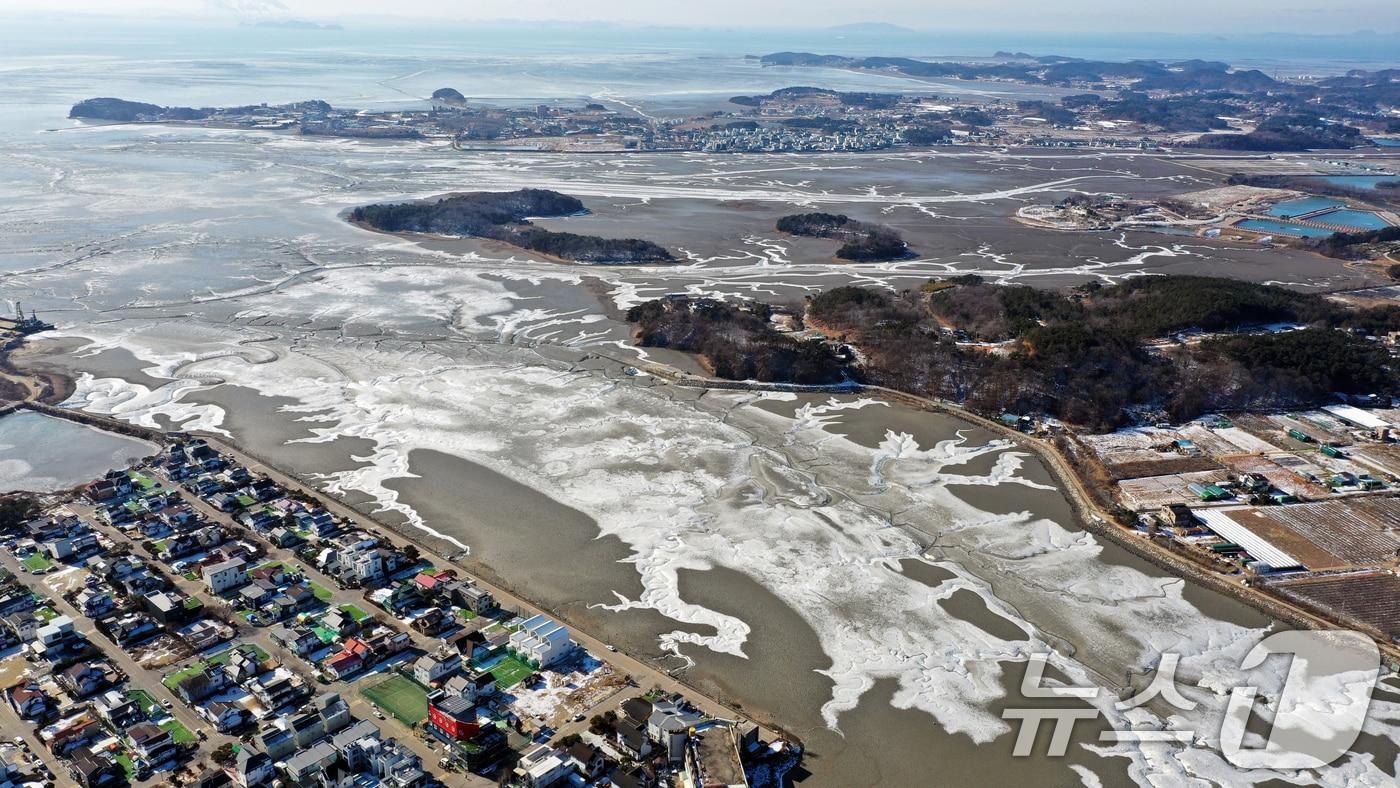 본문 이미지 - '1년 중 가장 춥다'는 절기상 대한(大寒)인 20일 경기 안산시 단원구 대부도 인근의 갯벌이 얼어있다. 기상청은 이번 한파가 21~22일까지 이어지며 절정에 달할 가능성이 크다고 보고 있다. 2026.1.20/뉴스1 ⓒ News1 김영운 기자