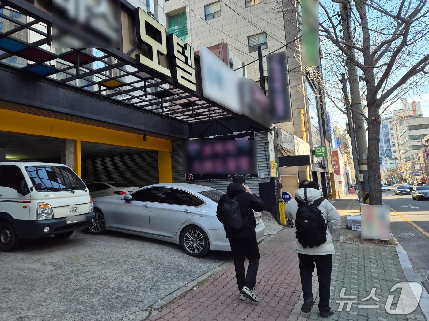 본문 이미지 - 20일 시민들이 한파응급대피소로 지정된 울산 남구의 한 모텔 앞을 지나가고 있다.2026.1.20/뉴스1ⓒ 뉴스1 박정현 기자