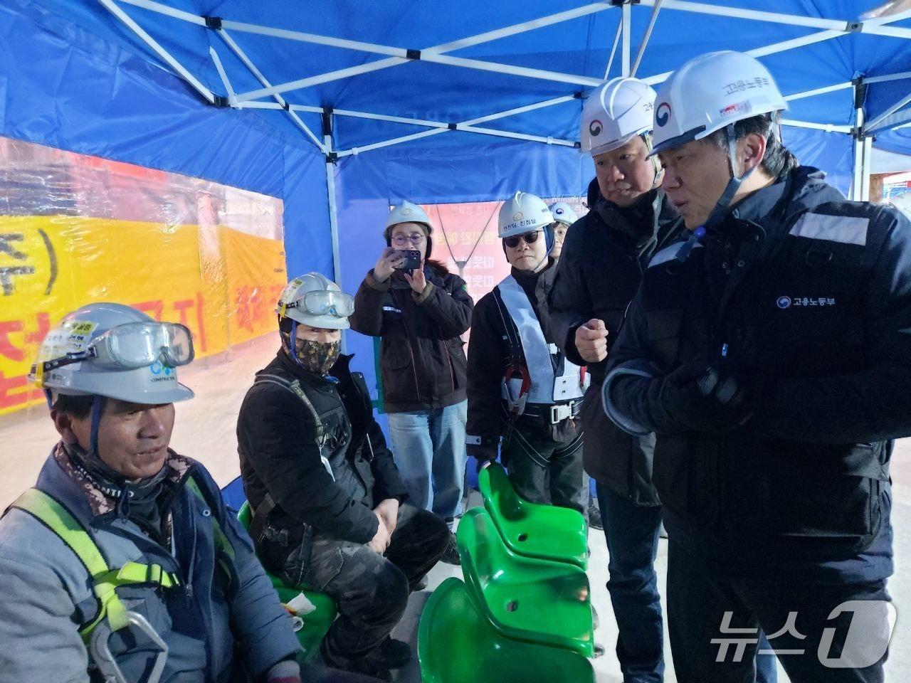 본문 이미지 - 류현철 고용노동부 산업안전보건본부장이 20일 서울 중구 건설현장을 방문해 한파 안전 기본수칙 준수 상황을 점검했다. (고용노동부 제공. 재판매 및 DB금지) 2026.1.20/뉴스1