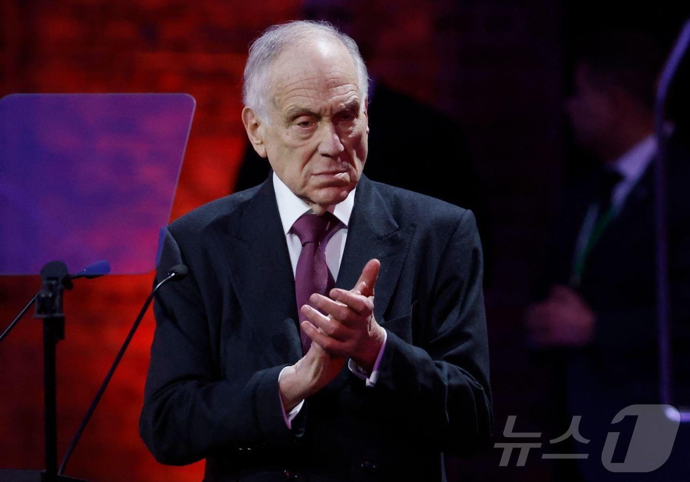 본문 이미지 - 세계유대인회의(WJC) 회장 로널드 로더가 2025년 1월 27일 폴란드에서 열린 아우슈비츠-비르케나우 독일 나치 강제수용소 해방 80주년 기념식에서 기념관·박물관 주요 후원자를 대표해 연설하고 있다.ⓒ AFP=뉴스1