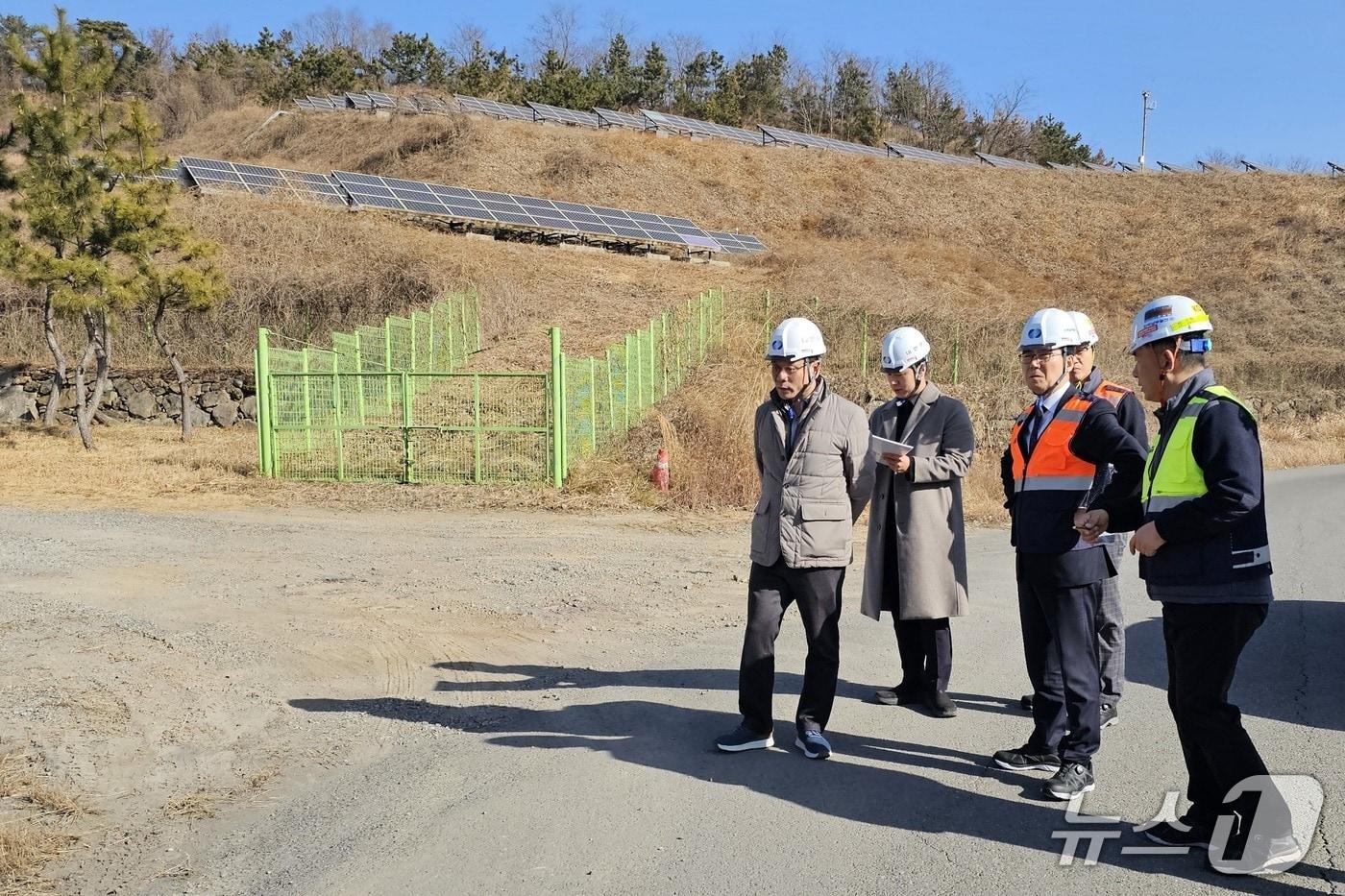 본문 이미지 - 서성재 한국남부발전 기술안전부사장(왼쪽에서 세 번째)이 지난 16일 하동복합건설본부를 방문해 발전소 사업부지를 살펴보며, 착공 준비상태를 점검하고 있다. (한국남부발전 제공. 재판매 및 DB금지) 2026.1.20 /뉴스1