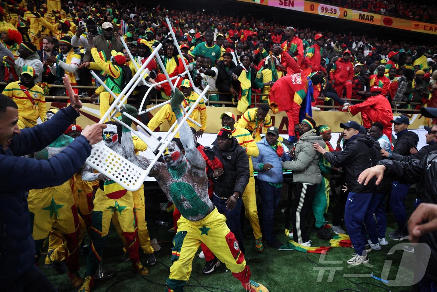 본문 이미지 - 의자를 던지며 난동을 부리는 세네갈 팬들 ⓒ 로이터=뉴스1