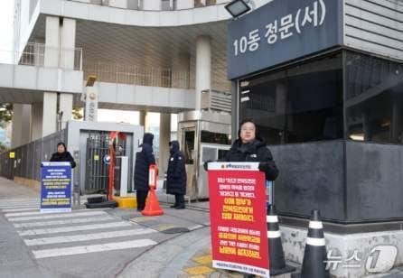 본문 이미지 - 20일 전북도의회 국립공공보건의료대학원 유치 지원 특별위원회 이정린 위원장과 임종명 의원이 세종시 보건복지부에서 남원 국립의학전문대학원 설립을 촉구하는 1인 시위를 갖고 있다.(의회제공. 재판매 및 DB금지)2026.1.20/뉴스1