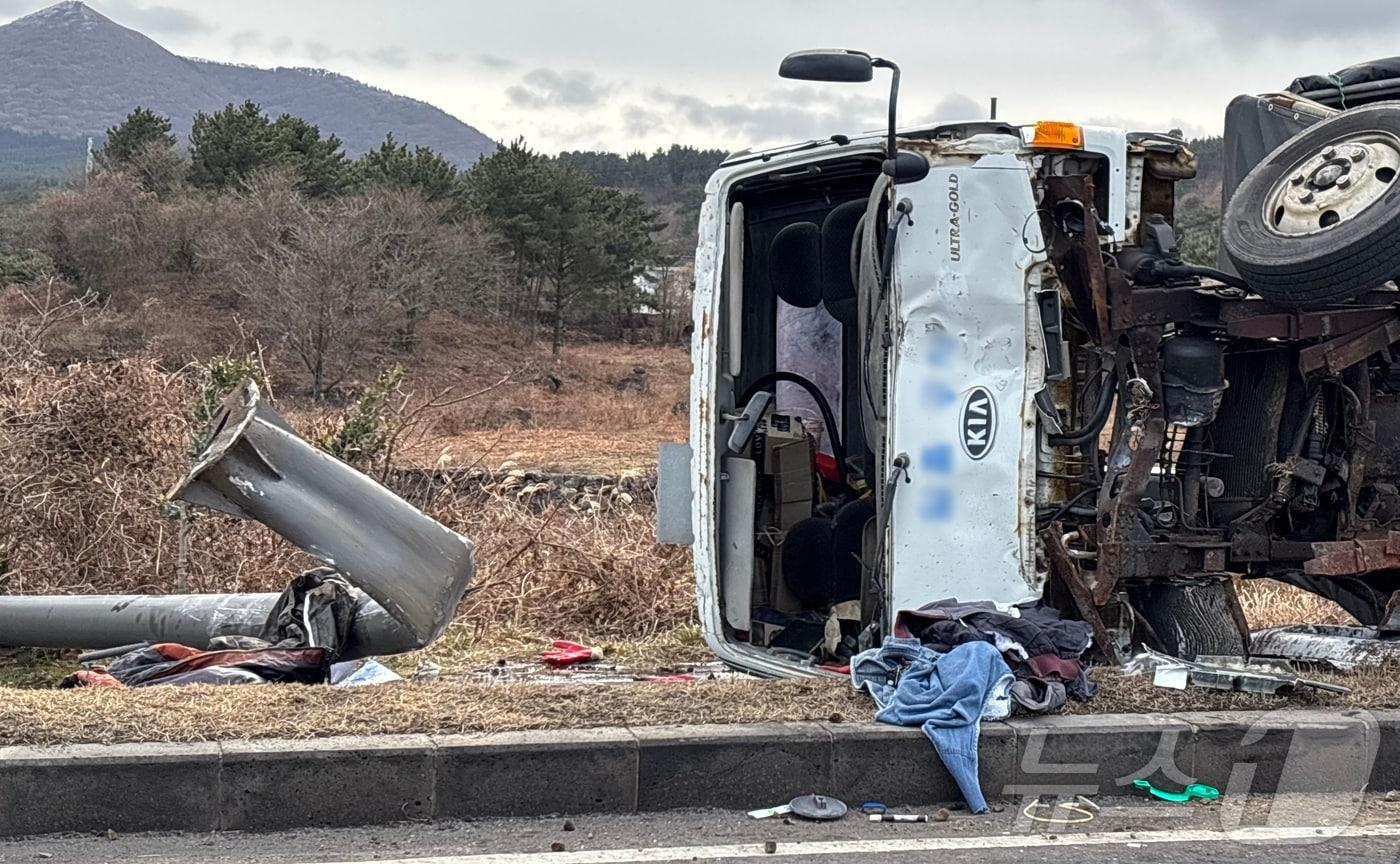 본문 이미지 - 20일 오전 11시3분쯤 제주도 제주시 애월읍 평화로 렛츠런파크 인근에서 전도된 2.5톤 화물차.2026.1.20/뉴스1 ⓒ News1 홍수영 기자
