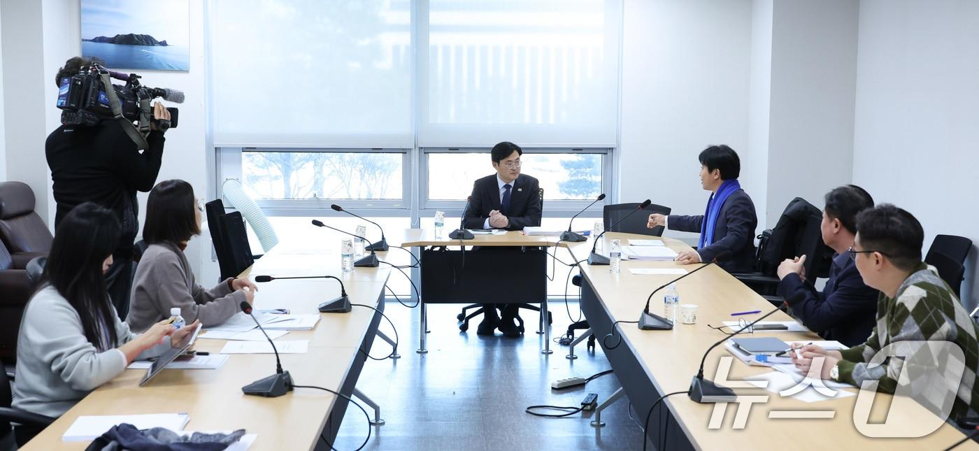 본문 이미지 - 이정문 위원장이 20일 서울 여의도 국회에서 열린 더불어민주당 디지털자산 태스크포스(TF) 회의를 주재하고 있다. 2026.1.20/뉴스1 ⓒ News1 신웅수 기자