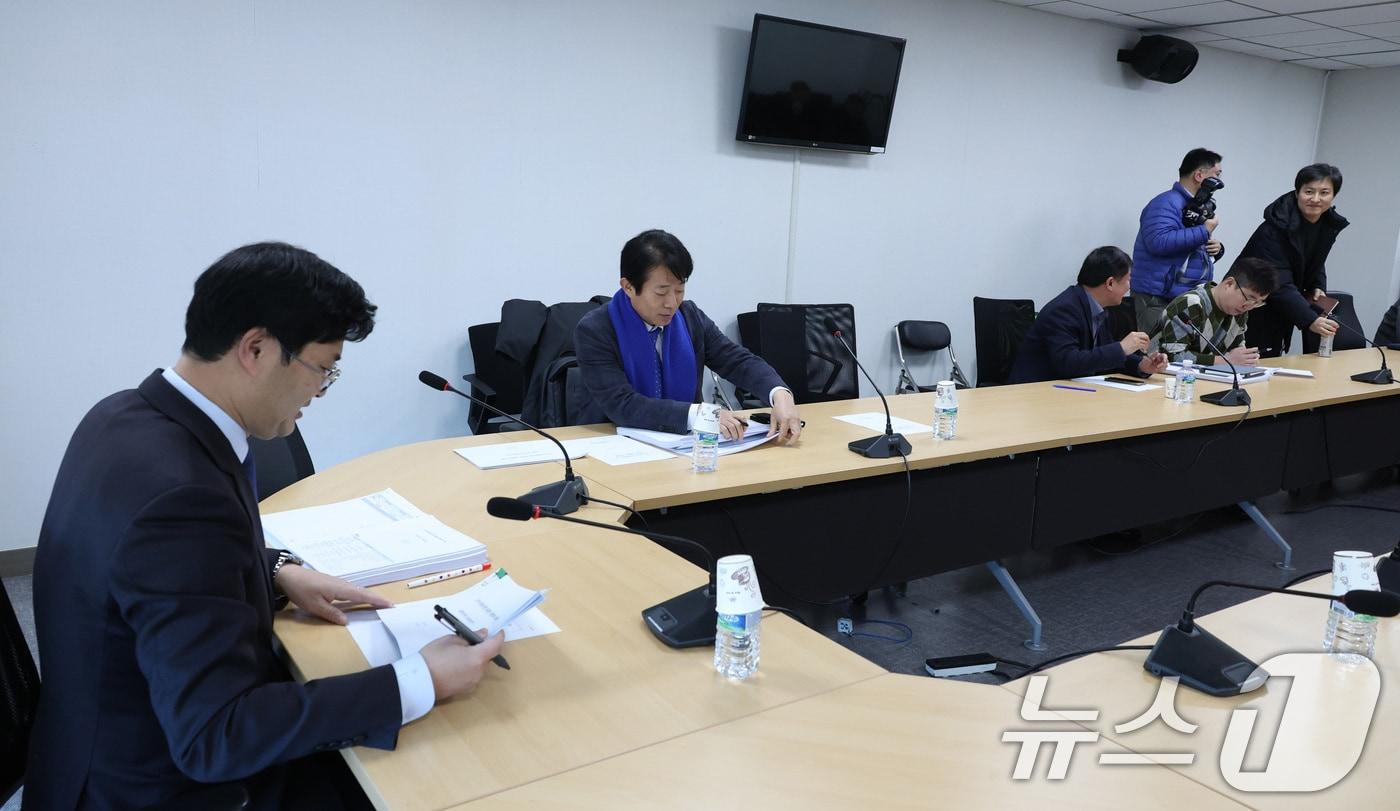 본문 이미지 - 이정문 위원장이 20일 서울 여의도 국회에서 열린 더불어민주당 디지털자산 태스크포스(TF) 회의를 주재하고 있다. 2026.1.20/뉴스1 ⓒ News1 신웅수 기자