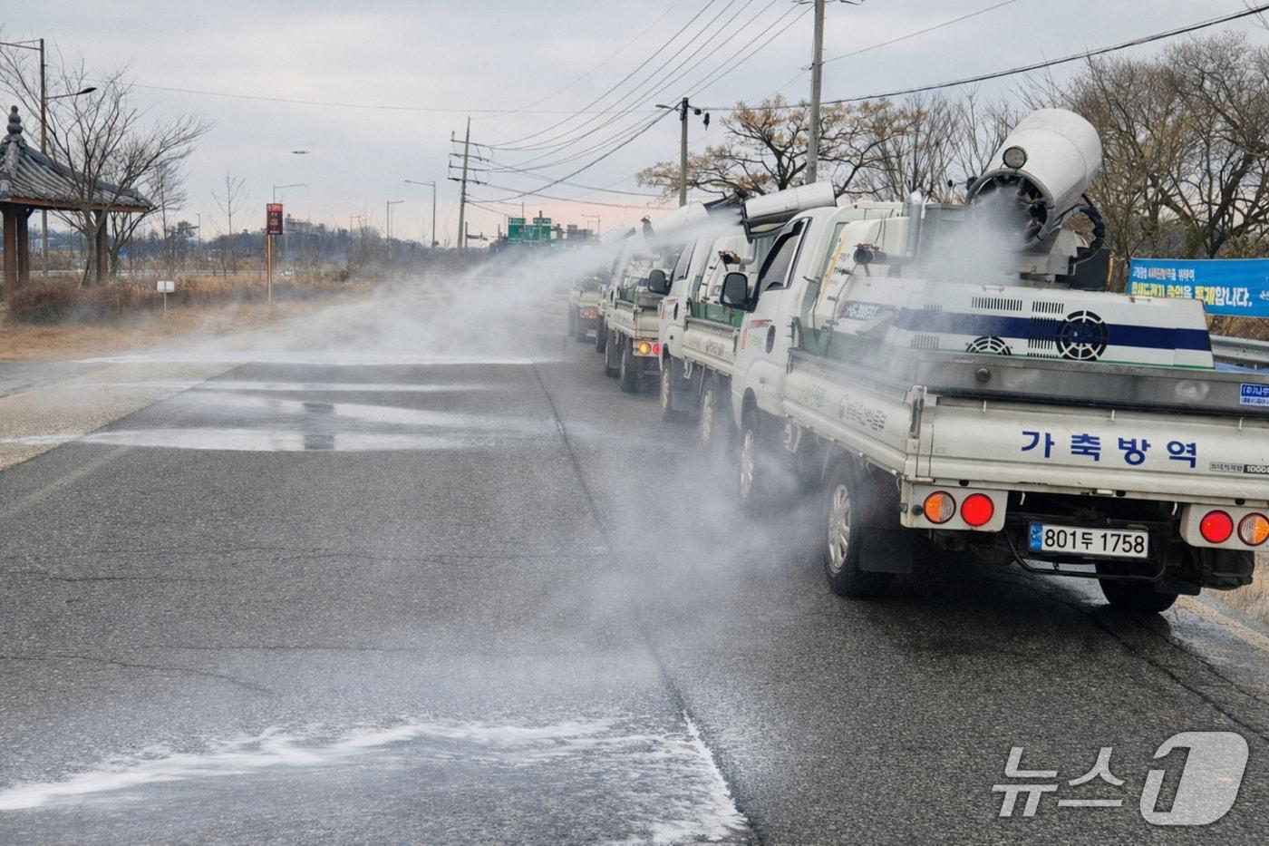 본문 이미지 - 조류인플루엔자 방역 모습.(전남도 제공. 재판매 및 DB금지) 2026.1.20/뉴스1