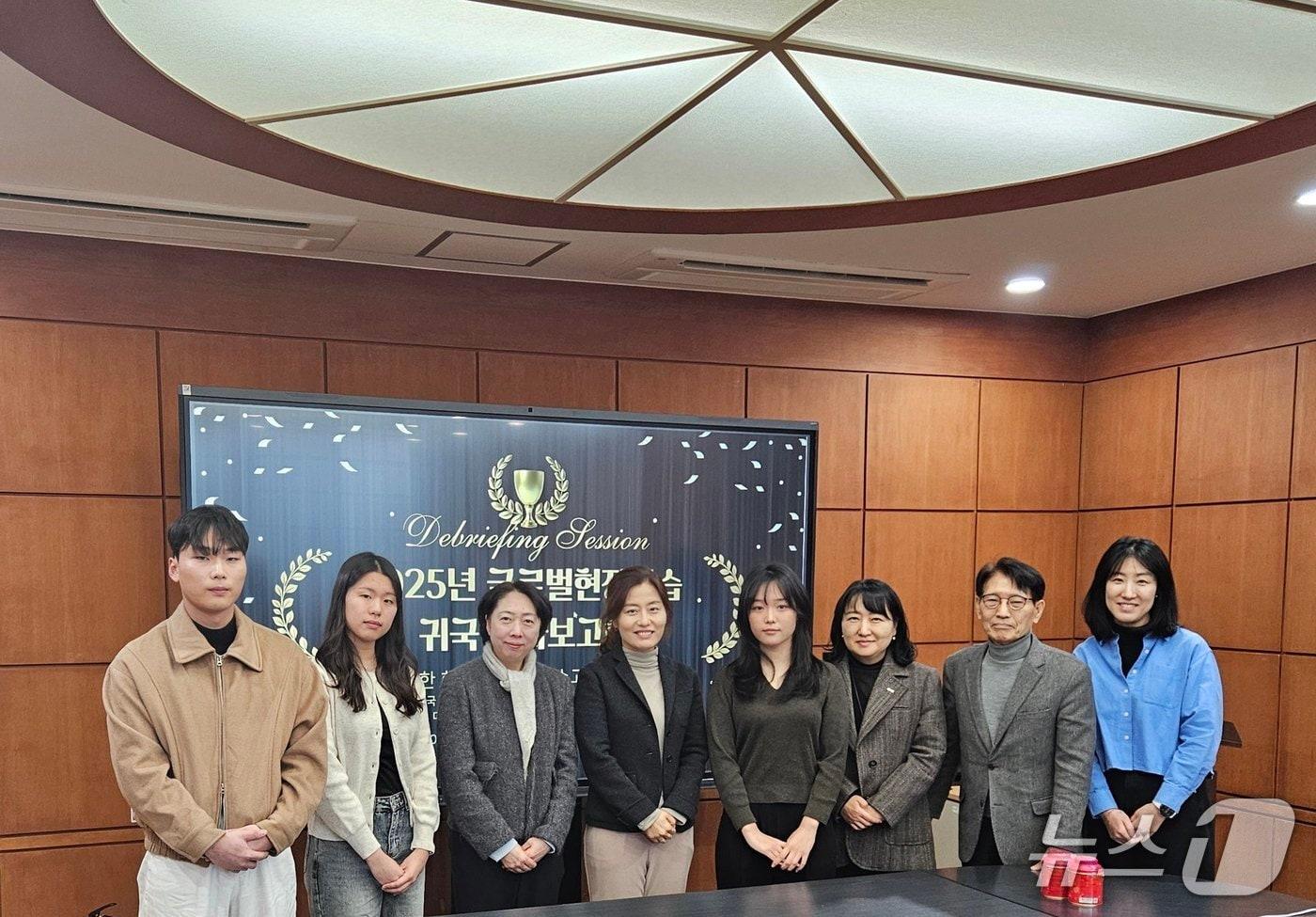 본문 이미지 - 우송정보대학 글로벌현장학습 참가자 3명이 귀국발표회 후 기념촬영하고 있다. (우송정보대 제공.재판매 및 DB금지)/뉴스1 