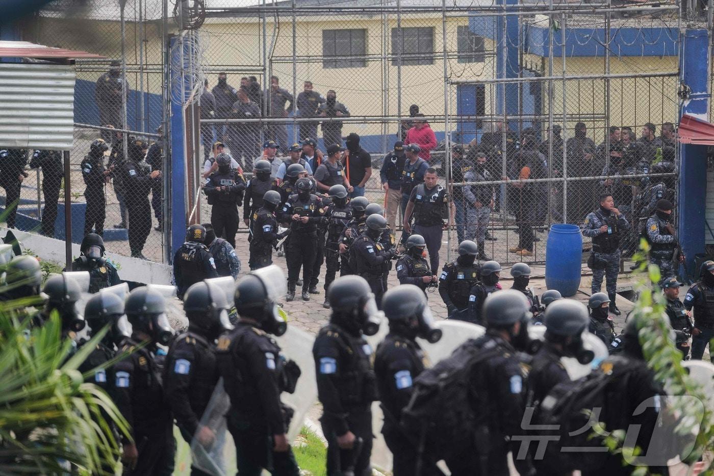 본문 이미지 - 18일(현지시간) 과테말라시티에 있는 남성 예방구금시설 입구를 과테말라 경찰이 경비하고 있다. 2026.01.18. ⓒ AFP=뉴스1 ⓒ News1 이정환 기자