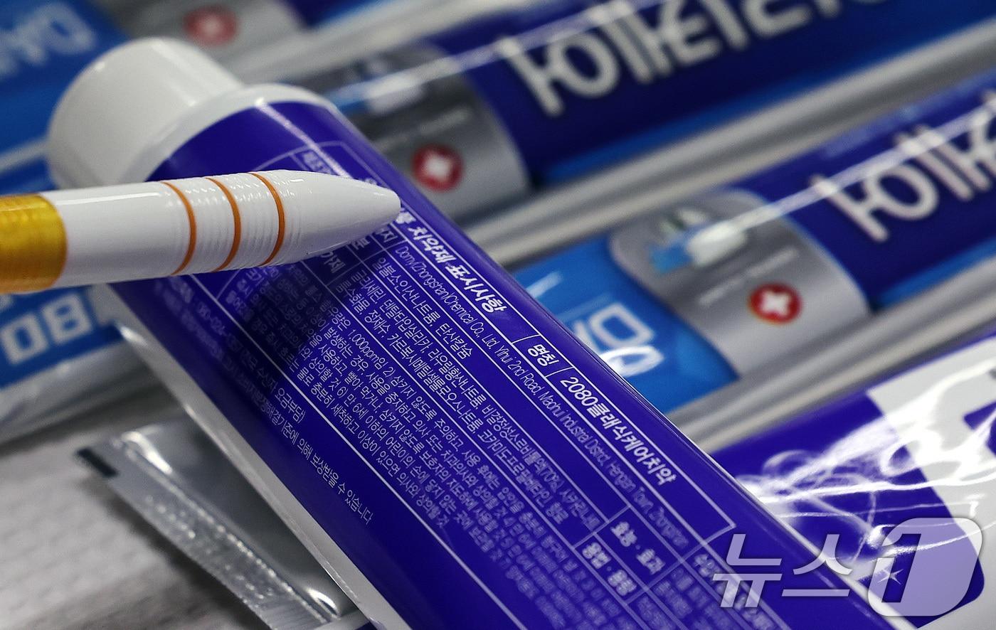 본문 이미지 - 20일 오후 양천구 서울지방식약청 브리핑실에 트라이클로산이 검출된 애경 2080치약이 진열돼 있다. 2026.1.20/뉴스1 ⓒ News1 구윤성 기자