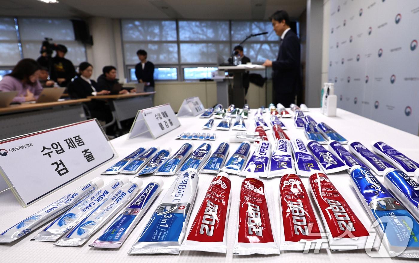 본문 이미지 - 20일 오후 양천구 서울지방식약청 브리핑실에 트리클로산이 검출된 애경 2080치약이 진열돼 있다.  2026.1.20/뉴스1 ⓒ News1 구윤성 기자