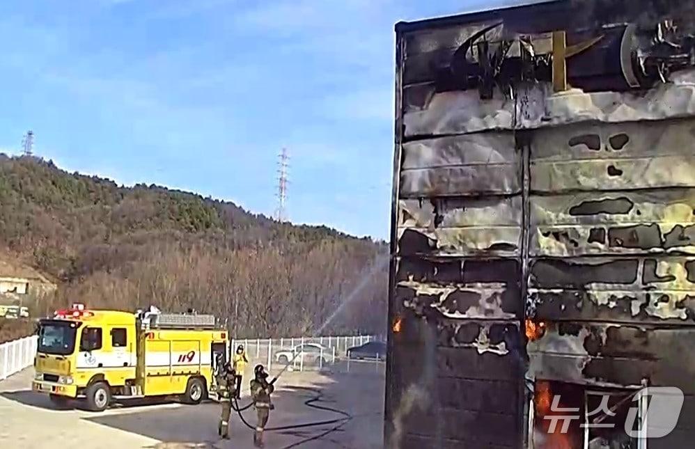 본문 이미지 - 20일 낮 12시28분쯤 경북 구미시 산동읍 성수리 농업용 전기차 제작 공장에서 불이나 소방 당국이 진화하고 있다.(경북소방본부 제공.재판매 및 DB 금지)2026.1.20/뉴스1