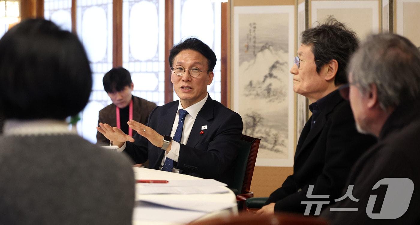본문 이미지 - 김민석 국무총리가 20일 서울 종로구 삼청동 총리공관에서 배우 문성근 및 연극인들과 간담회를 하고 있다. 2026.1.20/뉴스1 ⓒ News1 청사사진기자단
