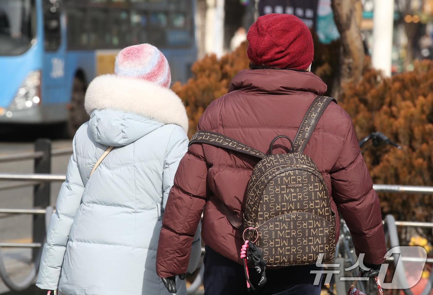 본문 이미지 - 절기상 대한(大寒)인 20일 대구 중구 동성로에서 시민들이 매서운 추위를 견디기 위해 두꺼운 겨울 외투와 모자 등 방한용품으로 중무장한 채 발걸음을 옮기고 있다. 2026.1.20/뉴스1 ⓒ News1 공정식 기자