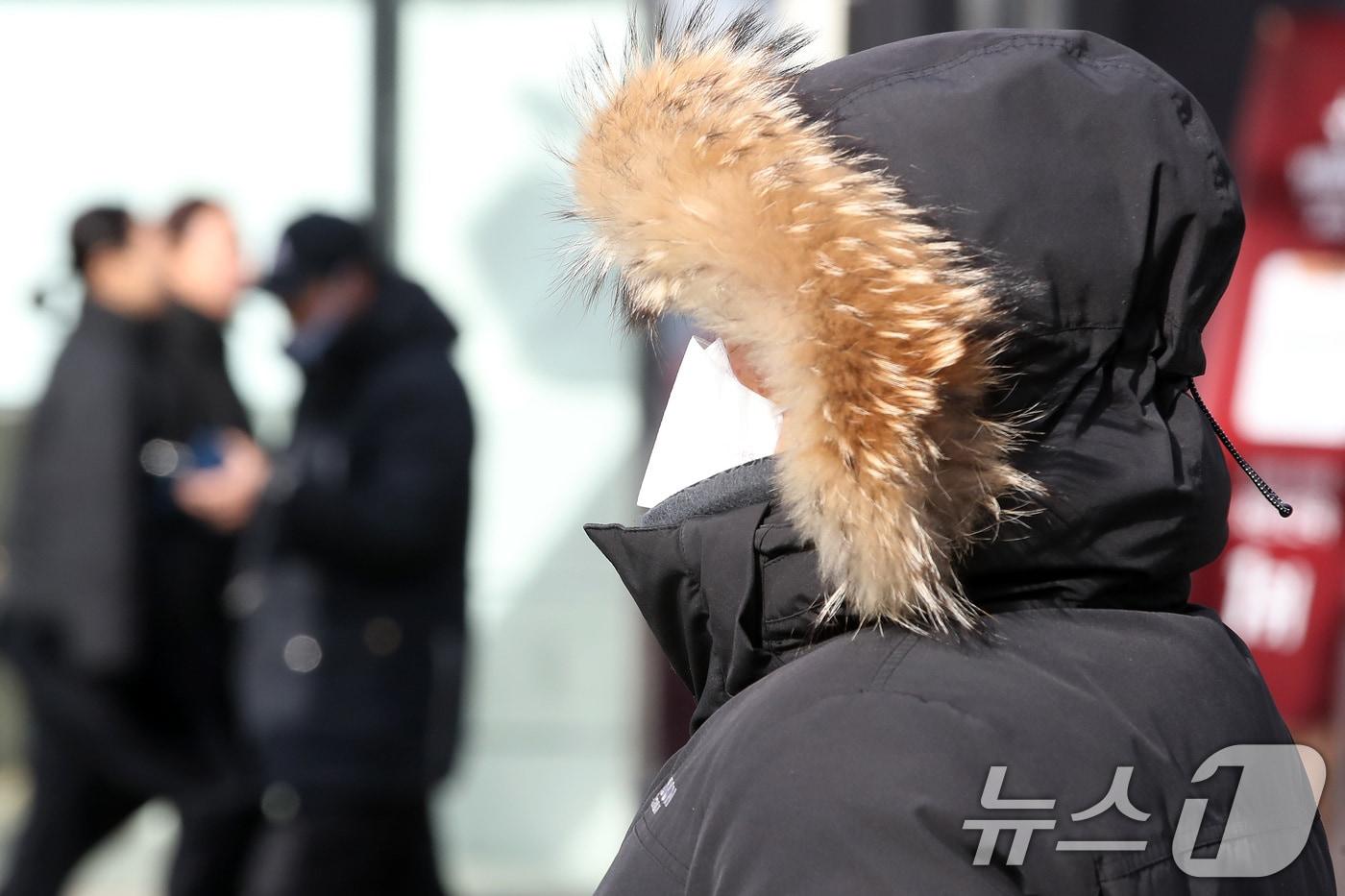 본문 이미지 - 절기상 대한(大寒)인 20일 대구 중구 동성로에서 시민들이 매서운 추위를 견디기 위해 두꺼운 겨울 외투와 모자 등 방한용품으로 중무장한 채 발걸음을 옮기고 있다. 2026.1.20/뉴스1 ⓒ News1 공정식 기자