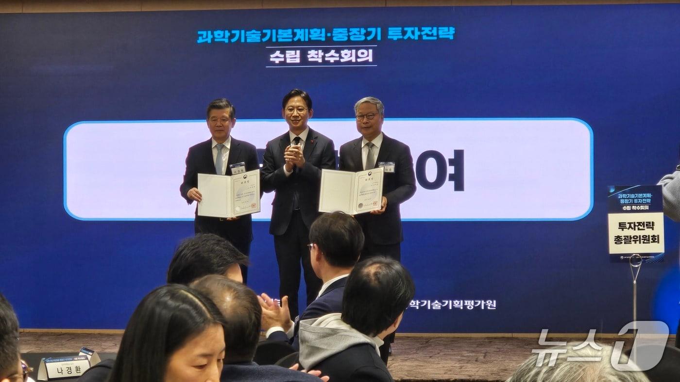 본문 이미지 - 20일 서울 중구 광화문 코리아나호텔에서 과학기술정보통신부가 개최한 '제6차 과학기술기본계획' 및 '제2차 국가연구개발 중장기 투자전략 수립 착수회의. 왼쪽부터 나경환 단국대 석좌교수(국가연구개발 중장기 투자전략위원장), 배경훈 부총리 겸 과학기술정보통신부 장관, 윤의준 한국공학한림원 회장(6차 과학기술기본계획 수립 총괄위원장)./뉴스1 ⓒNews1 윤주영 기자