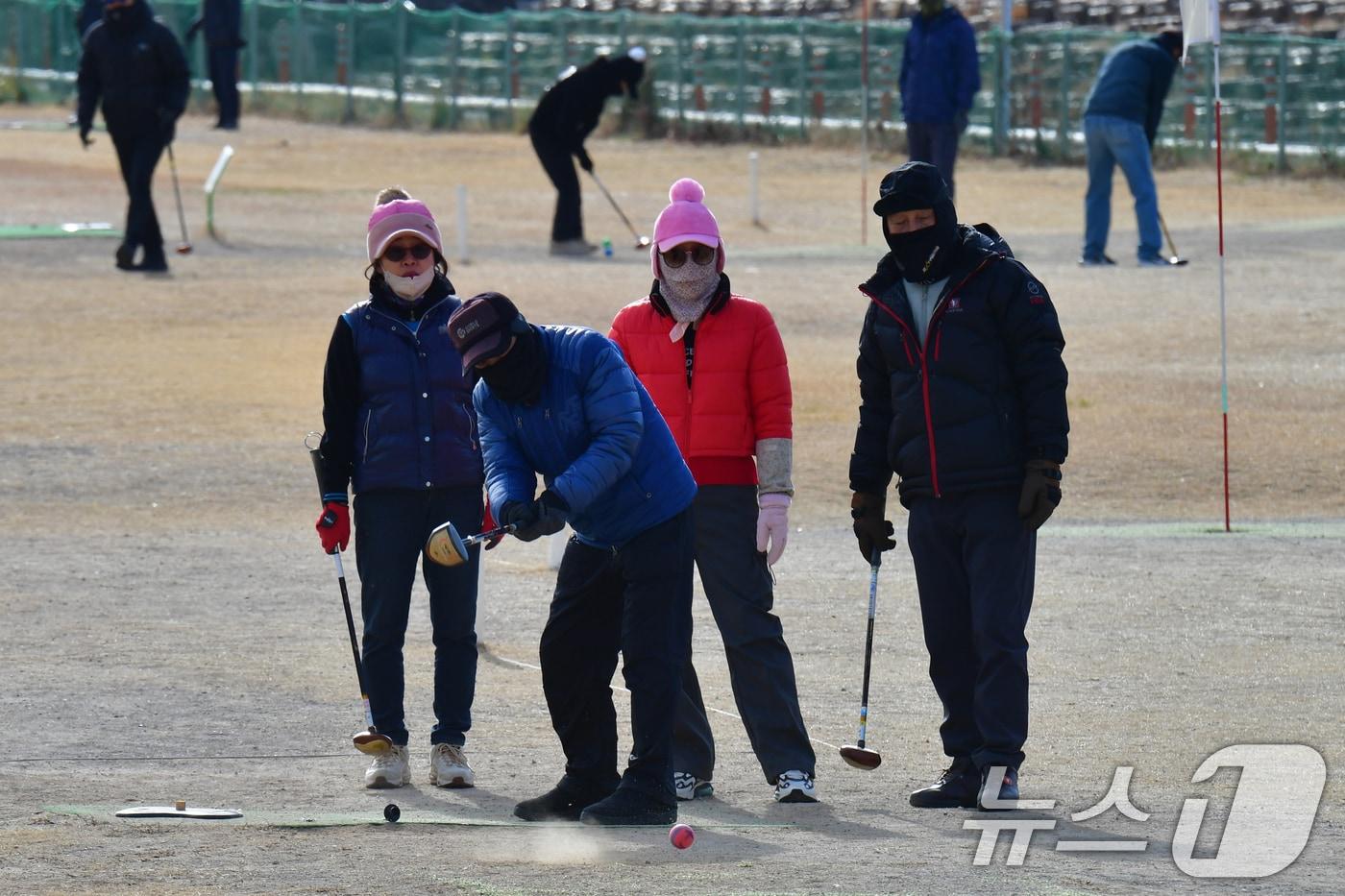 본문 이미지 - 일년 가운데 가장 춥다는 대한(大寒) 인 20일 경북 포항시 남구 해도동 형산강체육공원 파크 골프장에서 시민들이 운동을 하고 있다. 2026.1.20/뉴스1 ⓒ News1 최창호 기자