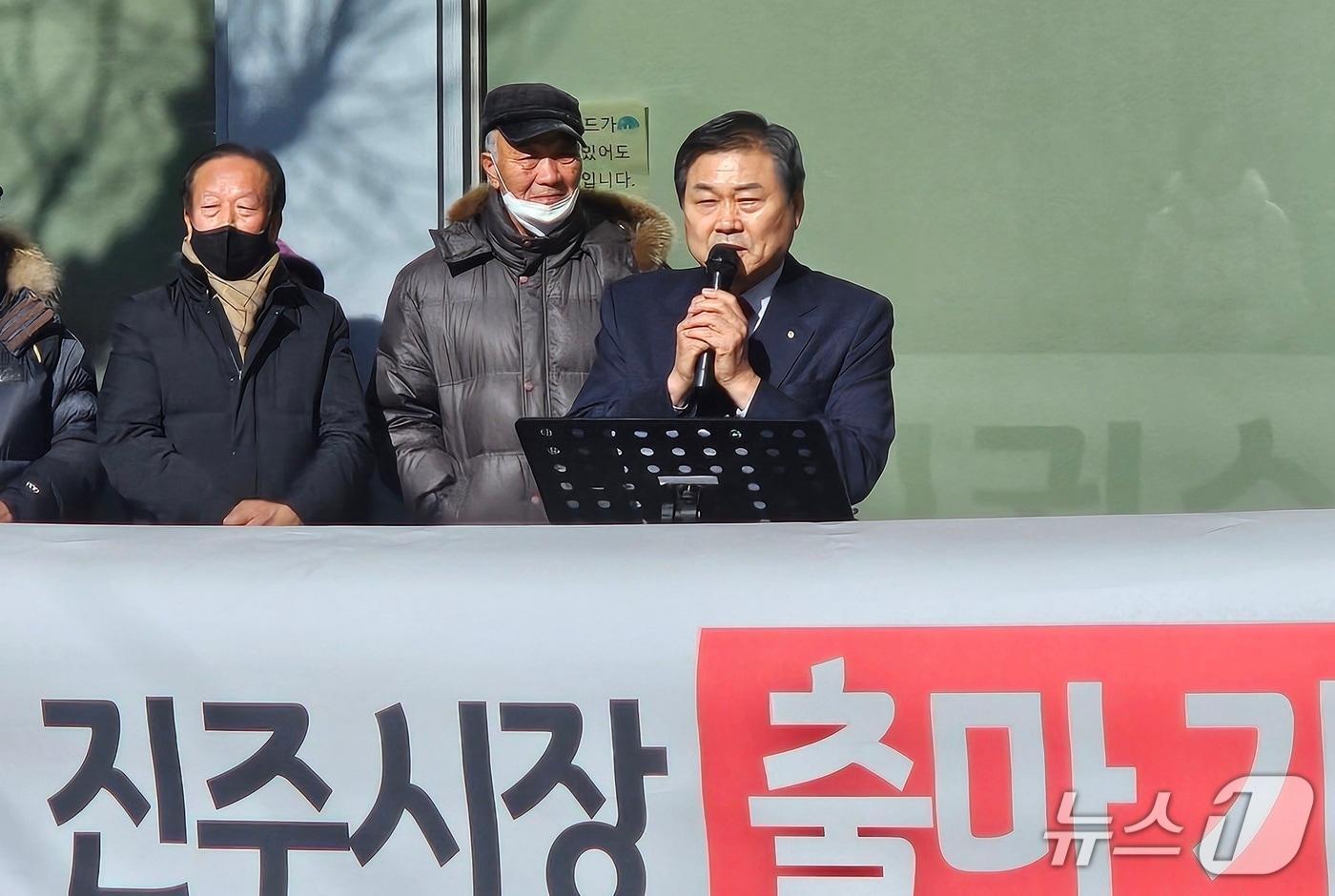 본문 이미지 - 김권수 전 경남개발공사 사장이 20일 진주 광미사거리에서 기자회견을 열고 진주시장 출마를 선언하고 있다. 2026.1.20/뉴스1 한송학기자