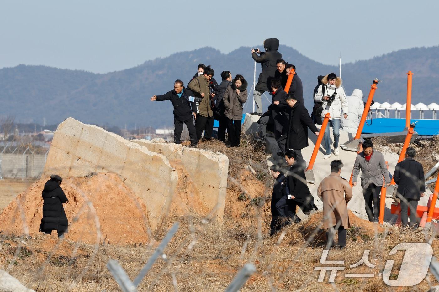 본문 이미지 - 12·29 여객기 참사 진상규명을 위한 국정조사 특별위원회(위원장 이양수) 현장조사단이 20일 전남 무안공항 사고현장을 방문해 유가족 등과 함께 현장조사를 하고 있다. 2026.1.20/뉴스1 ⓒ News1 김태성 기자