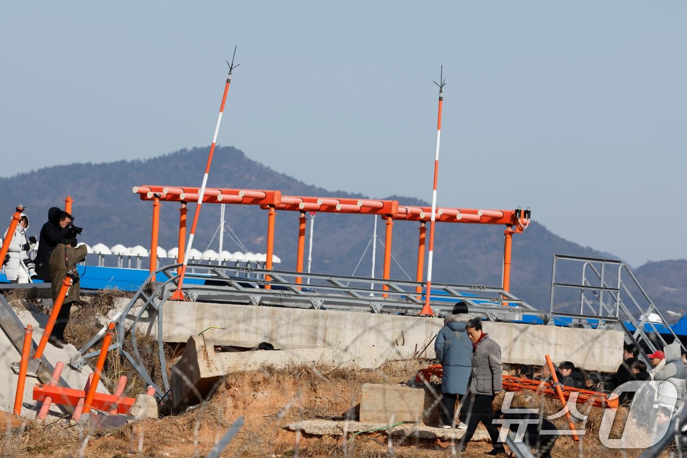 본문 이미지 - 12·29 여객기 참사 진상규명을 위한 국정조사 특별위원회 현장조사단이 전남 무안공항 사고현장을 방문해 유가족 등과 함께 현장조사를 하고 있다. (자료사진) ⓒ 뉴스1 김태성 기자