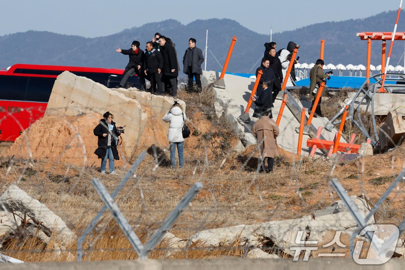 본문 이미지 - 12·29 여객기 참사 진상규명을 위한 국정조사 특별위원회(위원장 이양수) 현장조사단이 20일 전남 무안공항 사고현장을 방문해 유가족 등과 함께 현장조사를 하고 있다. 2026.1.20/뉴스1 ⓒ News1 김태성 기자
