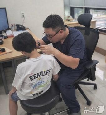 본문 이미지 - 서울365의원에서 환자를 진료하고 있다.(영등포구 제공)