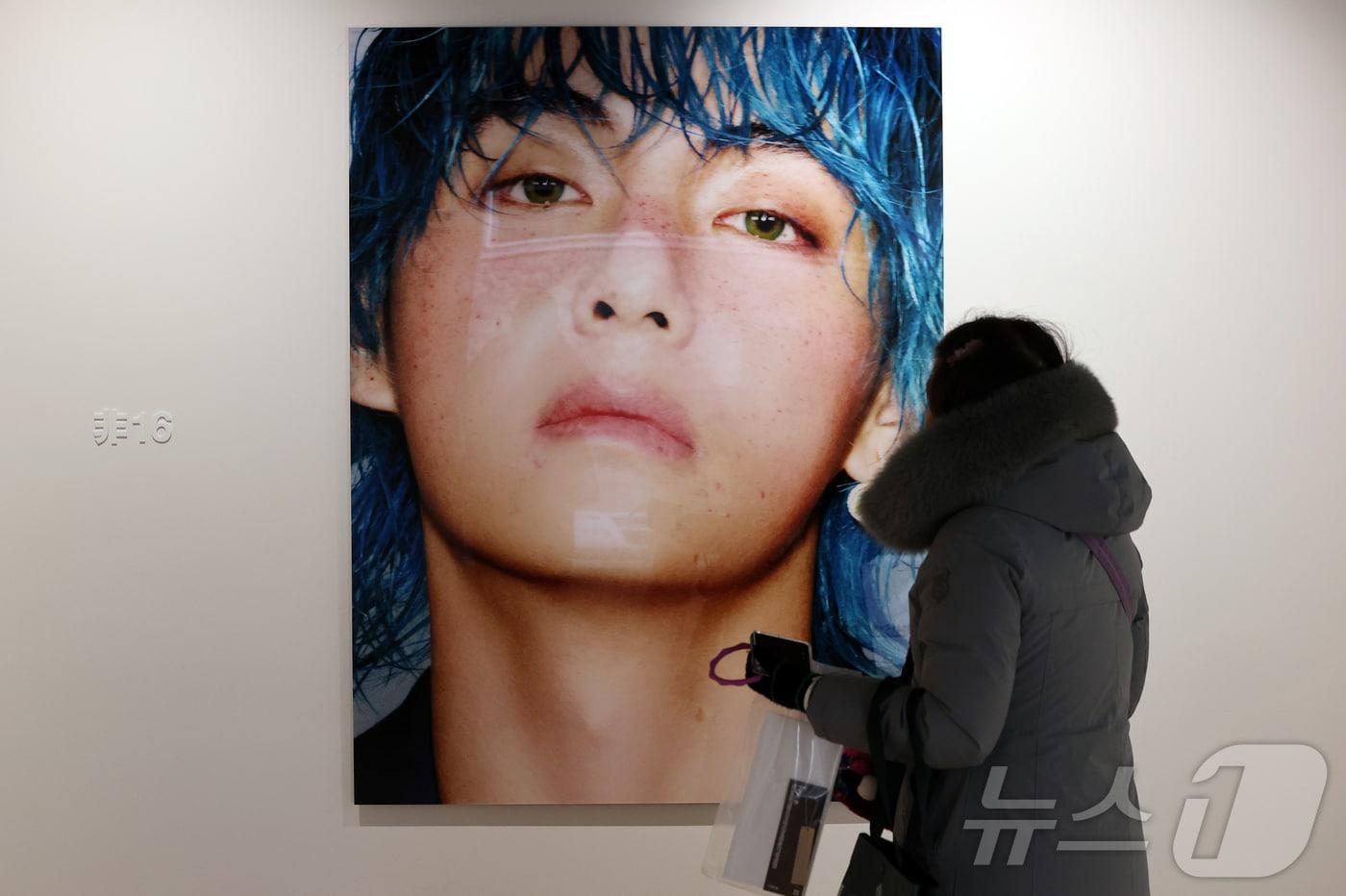 본문 이미지 - 20일 오후 서울 중구 프리즈 하우스 서울에서 열린 BTS 뷔의 포토북 ‘타입 비(TYPE 非)’ 발간 기념 오프라인 전시 ‘뷔 타입 비 : 온-사이트 인 서울(V TYPE 非 : ON-SITE IN SEOUL)’을 찾은 관람객들이 전시물을 관람하고 있다. 한편 뷔가 속한 BTS는 3월 20일 다섯 번째 정규 앨범 ‘아리랑(ARIRANG)’을 발매한다. 2026.1.20 ⓒ 뉴스1 김진환 기자