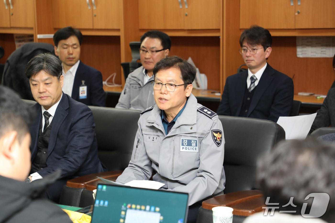 본문 이미지 - 김철문 전북경찰청장이 20일 기자실에서 열린 기자간담회에서 올해 주요 시책에 대해 말하고 있다.(전북경찰청 제공. 재판매 및 DB 금지)