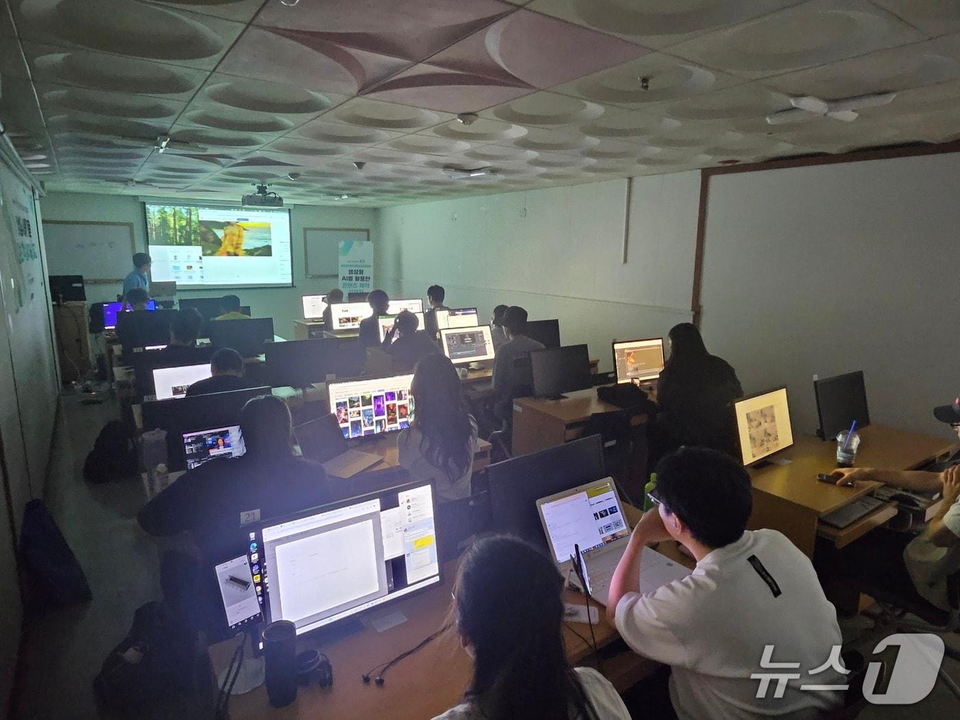 본문 이미지 - 2025년 생성형 AI를 활용한 콘텐츠 제작 실무자 양성과정 모습.(용산구 제공)