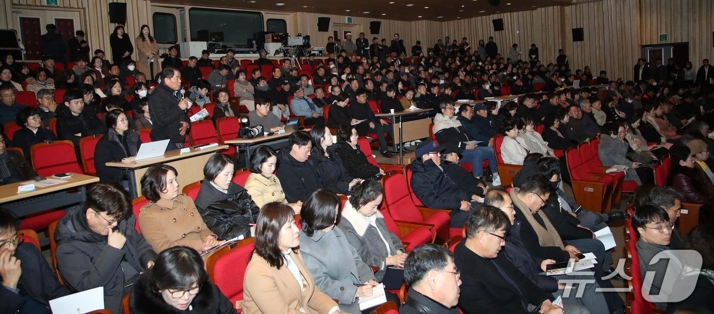 본문 이미지 - 공청회에 참석한 도민들이 광주·전남 행정 통합에 대한 설명을 듣고 있다.(전남교육청 제공, 재판매 및 DB 금지)/뉴스1 