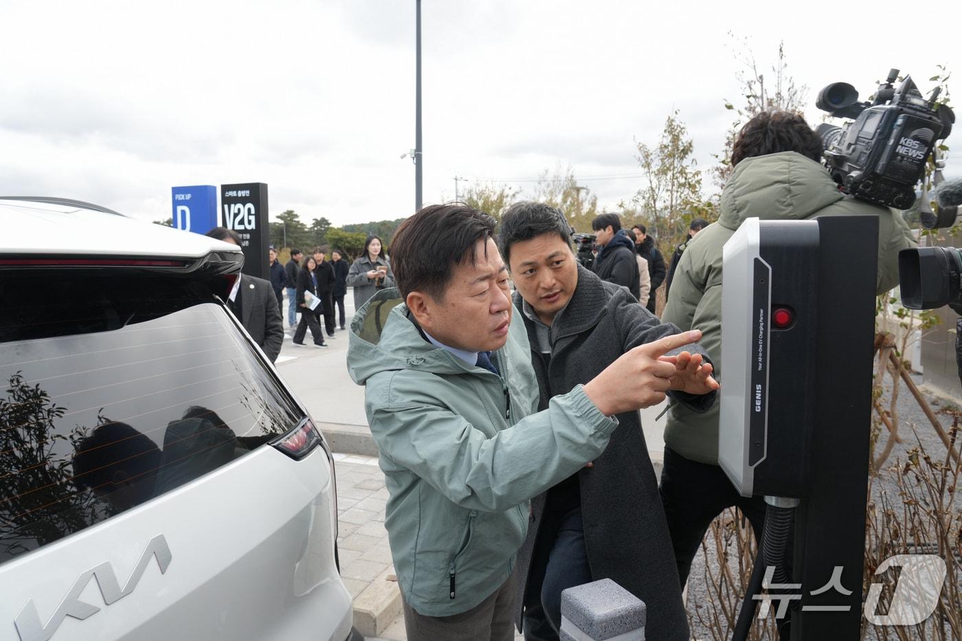 본문 이미지 - V2G 시범사업 현장 둘러보는 오영훈 제주지사. (제주도 제공. 재판매 및 DB금지)/뉴스1