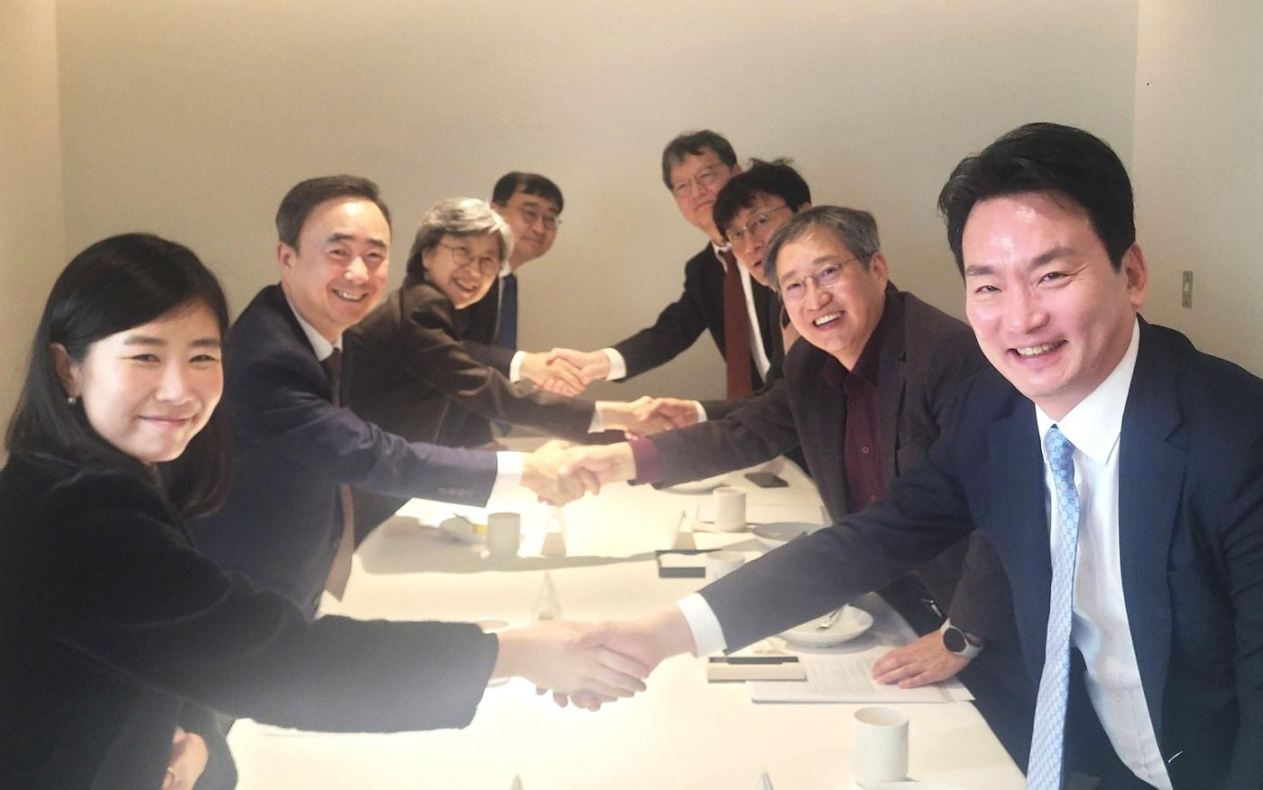 본문 이미지 - 국가인공지능(AI)전략위원회와 한국방송협회가 20일 국내 AI 산업과 K-콘텐츠의 동반 성장을 위해 협력 방안을 모색하기 위한 회동을 가졌다.